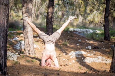 Başı adam yoga asana orman doğa spor ağaçlar eğitim.