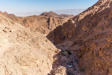 Desert canyon dağlar uçurumlar gorge, Necef seyahat İsrail rock. 