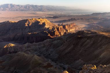 Desert canyon dağlar uçurumlar gorge, Necef seyahat İsrail rock. 