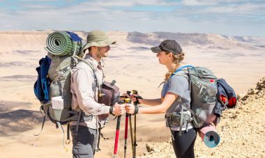Kaç turist backpackers çöl dağ tepe sırtı ayakta.