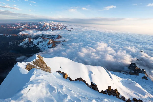 Bulutlar dağlar tepeler üzerinde gündoğumu Huayna: Potosi, Bolivia