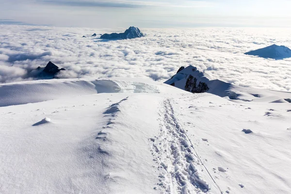 Bulutlar dağlar tepeler üzerinde gündoğumu Huayna: Potosi, Bolivia