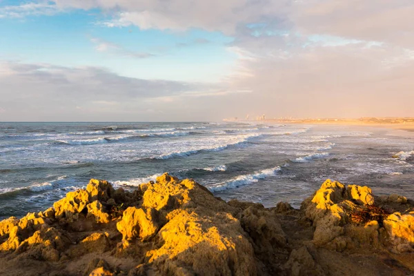 Deniz kayalıklarla şehir binaları panorama doğa güzellik görüntülemek.