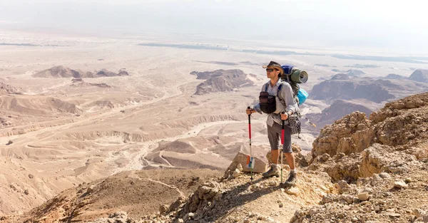 Backpacker Kerl stehen Weg suchen Berge Wüste Blick. — Stockfoto