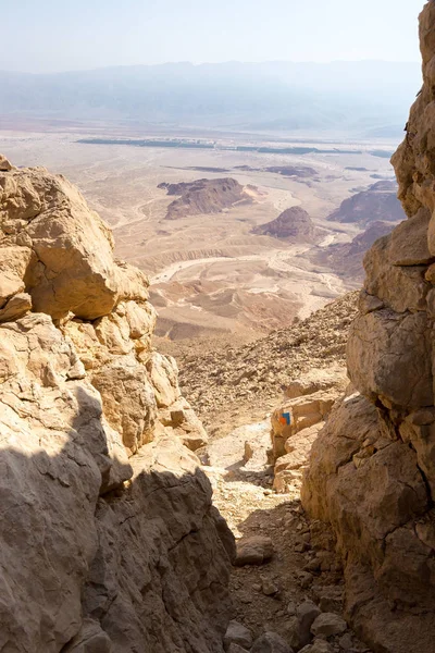 사막 산 계곡 가로 보기, 표시 여행 흔적 — 스톡 사진