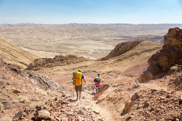 Stone mountain azalan yürüme çift turist backpackers çöl.