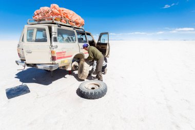 Kırık lastik değiştirme sürücü çöl Salar De Uyuni, Bolivya. 