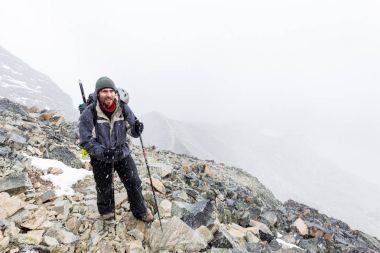 Dağcı turist dağ izi fırtına hava, seyahat Bolivya kar yağışı yürüyüş.