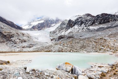 Buzul Gölü dağlar buz kar pik uçurumlar, Bolivya.