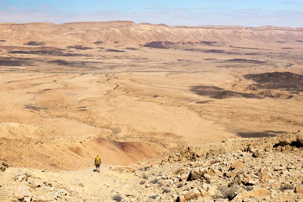 Man kille turist backpacker stående söker Visa öken berg — Stockfoto