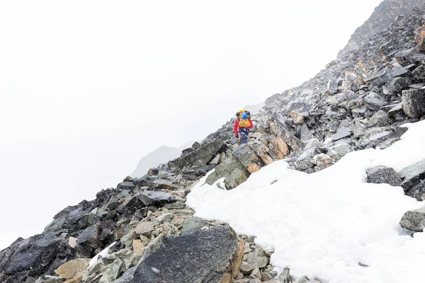 Fjellturist på fjelltur storm snøvær, Bolivia på reise . – stockfoto