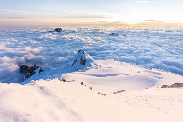 山の上の日の出のピーク雲ワイナ ・ ポトシ、ボリビア旅行. — ストック写真