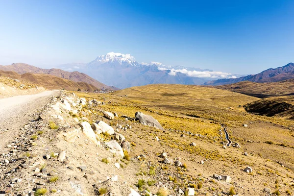Kar Vadisi manzara road, Bolivya turizm Illimani dağ tepe kaplı. 