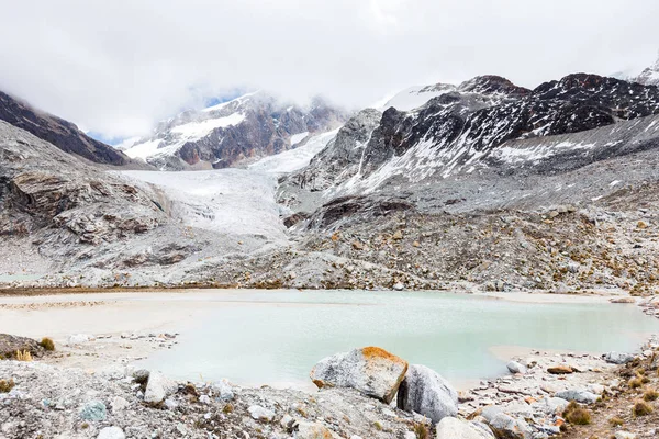 Buzul Gölü dağlar buz kar pik uçurumlar, Bolivya.