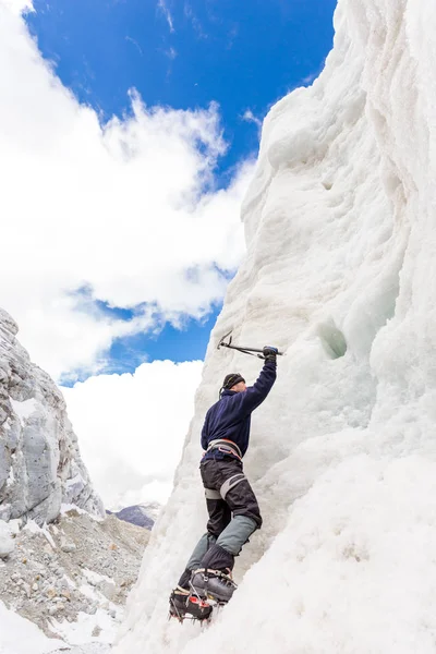 Bergsteiger Klettern Eiswand Berg Gletscher Berg, Bolivien Reise. — Stockfoto