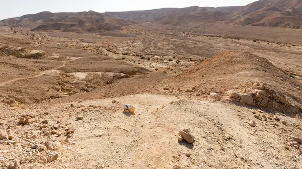 Szlak gór pustyni oznakowanie widok krajobrazu doliny, Izrael natura — Zdjęcie stockowe