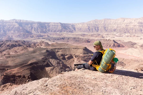 Alpiniste routard assis reposant montagne bord pierre désert — Photo