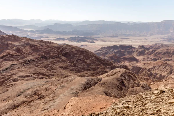 Çöl vadi dağlar ridge rock kayalıklarla Negev İsrail seyahat. 