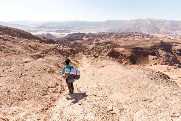 Randonneur pédestre descente montagne crête pierre désert paysage — Photo