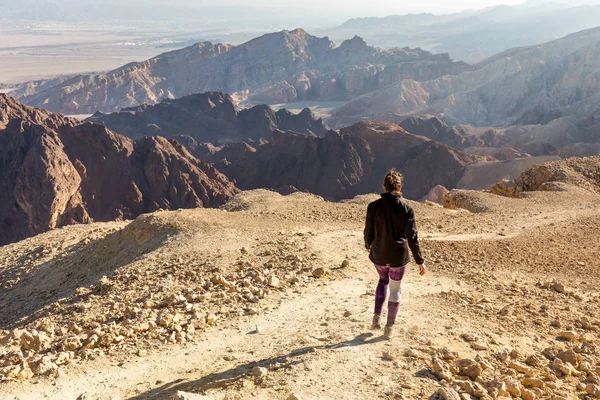 Randonneur femme descendant randonnée montagne crête désert paysage — Photo