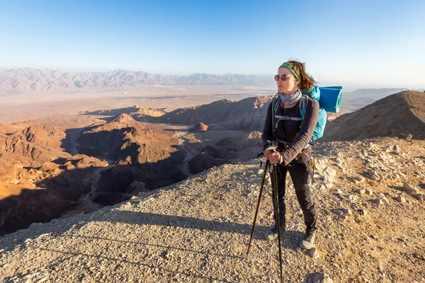 Backpacker junge Frau steht Wüste Gebirgsrand Schlucht Blick — Stockfoto