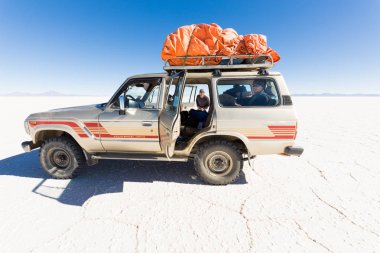 Araç Suv Salar De Uyuni çöl Yaylası sürücü yolculuk. 