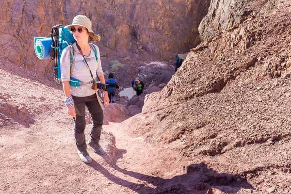 Jeune femme randonneur touristique debout pierre désert canyon sentier — Photo