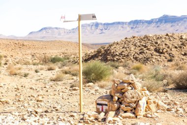 Yön kutup işareti ördek kayalar yanan iz çöl .