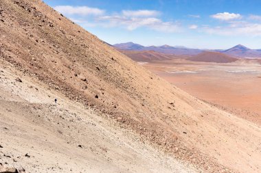 Yürüyüş volkan dağ yolu Salar De Uyuni, Bolivya dostum
