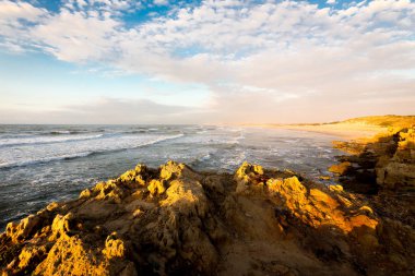 Deniz kayalıklarla şehir binaları panorama doğa güzellik görüntülemek.