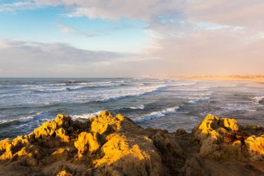 Deniz kayalıklarla şehir binaları panorama doğa güzellik görüntülemek.