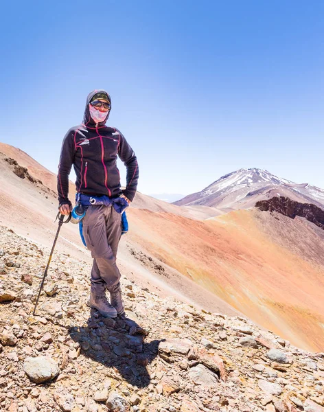 Tourist Mann Abenteurer Backpacker stehend Berggipfel, Bolivien — Stockfoto