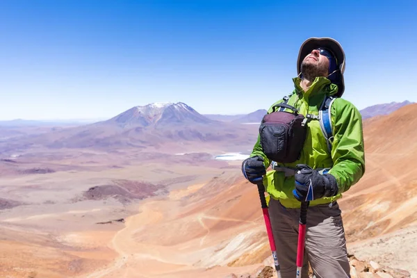 Tourist Mann Abenteurer Backpacker stehend Berggipfel, Bolivien — Stockfoto