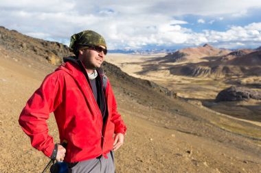 Turist adam maceraperest backpacker ayakta dağ tepe, Peru. 