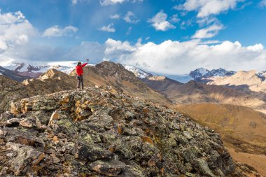 Turist adam maceraperest backpacker ayakta dağ tepe, Peru. 