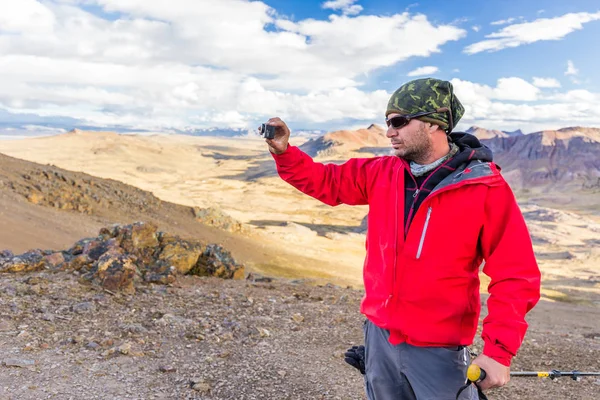 Tourist Mann Abenteurer Backpacker Aufnahme Berggipfel, Peru — Stockfoto