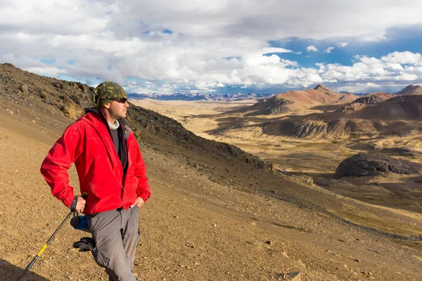 Tourist Mann Abenteurer Backpacker stehend Berggipfel, Peru. — Stockfoto