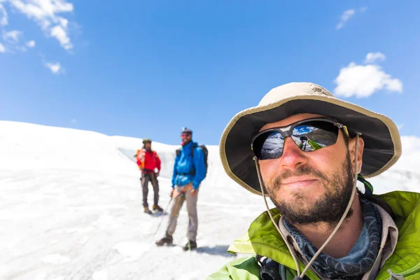 Drei befreundete Alpinisten klettern Eis Gletscherberge Anden, Peru — Stockfoto