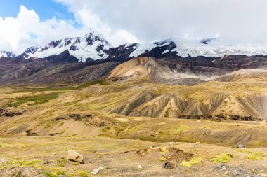 Dağlar büyük büyük buzul aralığı güzel doğal manzaralı kapalı kar doruklarına ridge, Laguna Sibinacocha Cordillera Vilcanota dağlar aralığı Andes Peru, Güney Amerika trekking hedef seyahat.