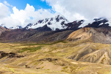 Dağlar büyük büyük buzul aralığı güzel doğal manzaralı kapalı kar doruklarına ridge, Laguna Sibinacocha Cordillera Vilcanota dağlar aralığı Andes Peru, Güney Amerika trekking hedef seyahat.