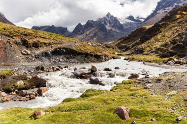 Azgın dağ nehir dere Kanyon gorge görüntülemek manzara, Cordillera Vilcanota, Peru Andes Dağları seyahat.