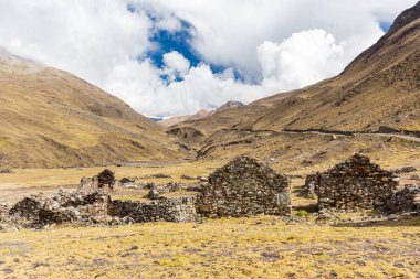 Eski yıkık taş yerleşim köy evler, kurak Vadisi Kanyon, Cordillera Vilcanota dağlar, seyahat Peru.