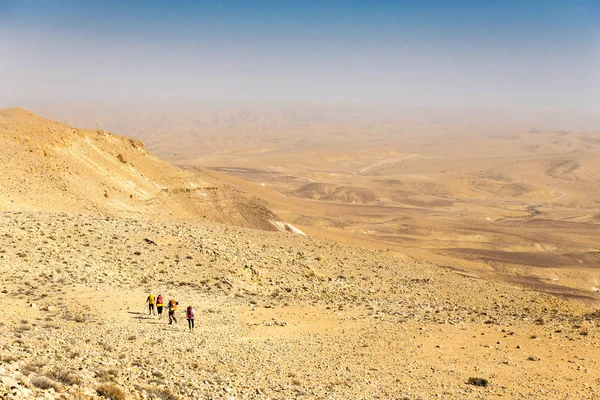 Fyra backpackers vandringsled, Negev-öknen, Israel. — Stockfoto