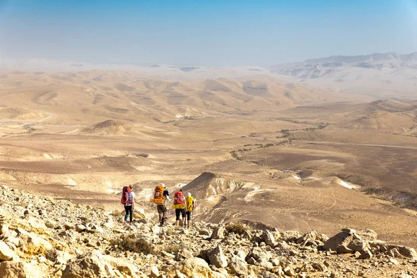 Fyra backpackers vandringsled, Negev-öknen, Israel. — Stockfoto