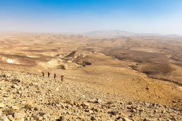 Quatre randonneurs, désert du Néguev, Israël . — Photo