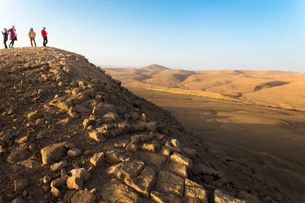 Peuple debout montagne du désert pic, sud d'Israël terres arides — Photo