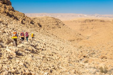 Dört backpackers Hiking trail, Negev Çölü, İsrail.