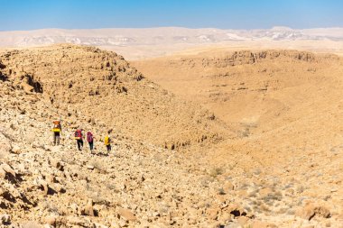 Dört backpackers Hiking trail, Negev Çölü, İsrail.