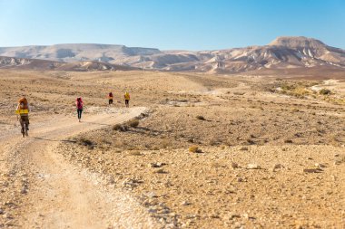 Dört backpackers Hiking trail, Negev Çölü, İsrail.