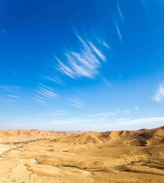 Woestijn hill wolken vormen, Zuid-Israël landschap. — Stockfoto